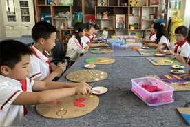 废纸变成纸浆画 什邡一小学开设创意课堂图片