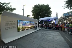 浙江杭州：巨型电子画亮相西湖图片