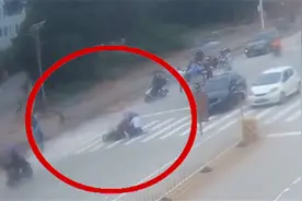 摩托车飞驰冲向斑马线 女校长挺身护住学生……图片