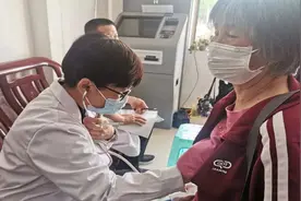威海市文登环山社区卫生服务中心走进幸福晚年养老院 为老年人免费健康查体图片