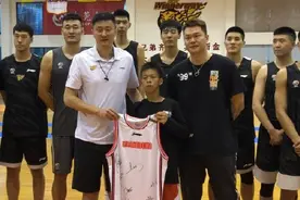 CBA邀请独臂少年张家城出席复赛仪式，为广东男篮比赛跳球图片