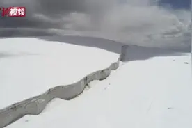 航拍祁连山八一冰川：冰雪“长城”犹如“巨龙”图片