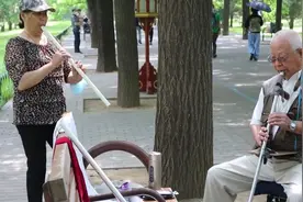 吹“拐棍”、拉京胡、教鹩哥唱歌，多样爱好让老人成“明星”图片