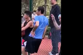 姚明野球场边当观众 网友调侃：一看就不懂球图片