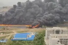 连霍高速三门峡段一车辆侧翻起火，双向交通管制视频封面