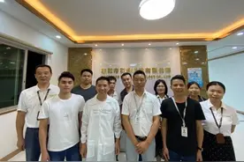 深圳电魔术科技旗下网红“波哥”，莅临东莞工厂进行直播带货图片