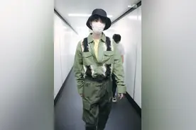 王俊凯军绿色连体裤现身机场 单手插兜又酷又飒图片