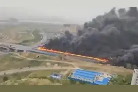 装载32吨汽油油罐车连霍高速三门峡段侧翻着火，2人死亡视频封面