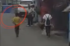 贵州11岁男孩跑步为消防引路，引发网友怒赞图片