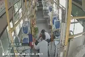 青岛120路公交乘务员和驾驶员：女乘客公交车上晕倒及时伸出援手图片