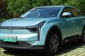 智能或许是它的代名词 电动GO试驾哪吒U图片