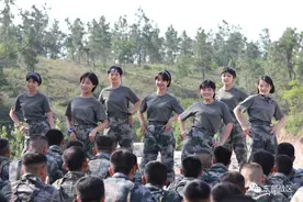 驻训练场上，来了一群女兵……图片