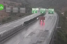 4辆货车在高速公路同一位置打滑转圈，雨天行车需谨慎！图片