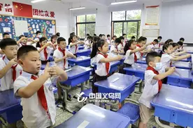 义乌大陈有礼新风尚 校园师生揖礼相待图片