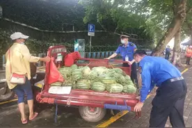 便民不扰民 邕宁城管局多措并举助推 “地摊经济”图片
