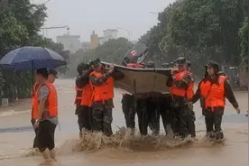 桂林居民感谢救援武警：看到你们揪着的心就放松了视频封面