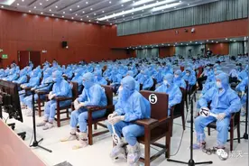 56人涉黑团伙穿隔离服受审！涉杀人放火、非法拘禁、敲诈勒索等罪名图片