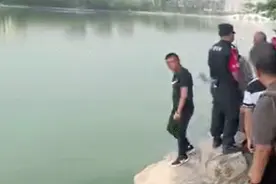 气愤！玉渊潭野泳者不听劝阻反推人下水，警方介入调查图片