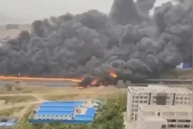 连霍高速装载32吨汽油车着火致两人死亡，死者身份正核实视频封面