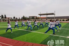 即墨中小学发展特色课间活动 班主任带头练拳强体图片