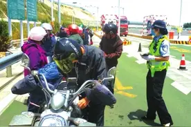 摩托车载人上高速交警劝离图片