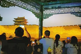 平遥古城3D灯光秀恢复演出图片