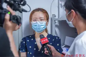 武大女生返校触景生情，在校车上一路哭回寝室图片