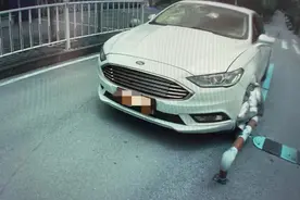 情侣开车时吵架抓扯 车子撞上隔离带图片