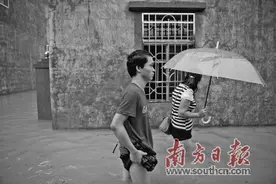 村支书跳下冲锋舟 蹚水抱起百岁老人图片