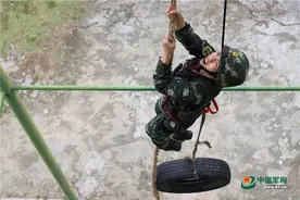 攀登！射击！奔袭！武警特战队员考场如战场图片