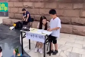 北大女生摆摊卖书讲题，为锻炼自己和帮助学弟学妹，网友：厉害了图片