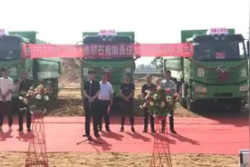 卧龙区淯鑫砂石有限责任公司砂石运输车队成立图片