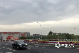 阵雨遇上北京早高峰 市民打伞出行图片