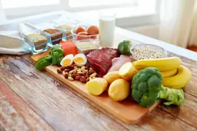 脸死白、眼窝凹陷！身体缺6营养全写在外表图片