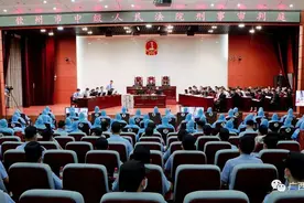 广西56人涉黑案被告穿防护服受审：涉嫌故意杀人、敲诈勒索……图片