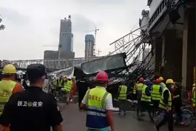 突发！武汉和平大道一工地发生塔吊倒塌，有人受伤图片