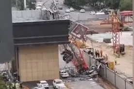 武汉和平大道一工地塔吊倒塌，有人被困车内视频封面