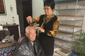 丈夫离世15年后，“孝心媳妇”带着前公婆“改嫁”图片