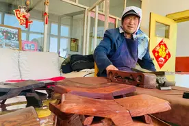 农村大爷做鲁班凳十多年 从卖不出去到不愁卖图片