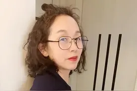 这位青岛大姨火了！年过半百时髦如少女图片