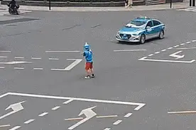 杭州高颜值外卖小哥火了！昨天晚高峰，站在路中央吹口哨...网友：笑着笑着就举起了大拇指图片