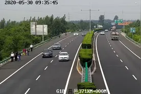 50秒｜潍坊：乘客成群结伴在高速公路上行走 这是闹哪样？！视频封面