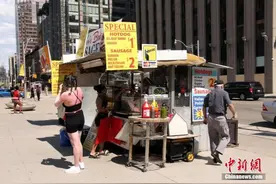 全球战疫：加拿大适度放宽入境限令以照顾家庭团聚图片