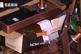 带着锁匠把别人家门开了 男子大摇大摆行窃：政府配套给我的图片