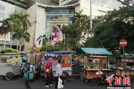印尼首都雅加达街头的商贩图片