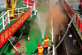 洋浦海事组织船舶应急演练 模拟船舶卸油造成漏油事故图片