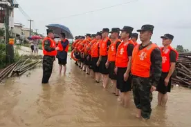 抗洪抢险救援，武警官兵在行动图片