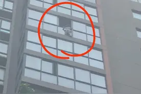 危急！5岁女童翻出14楼窗外抓着窗框命悬一线，消防高楼绳降救人图片