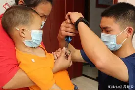 钢盖锁住三岁孩嫩指，消防员紧急剪切破“魔戒”图片