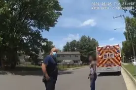 被白人警察电击枪射中、跪压在地，黑人男子：我无法呼吸图片